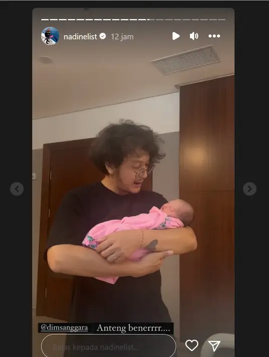 Aktor berusia 35 tahun itu resmi menjadi ayah dua orang anak. Sebelumnya, Dimas telah dikaruniai anak perempuan yang juga lahir di tanggal cantik, 22.02.2022 yang dipanggil Djiwa. [Instagram/nadinelist/dimsanggara]