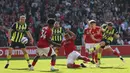Manchester City berupaya membalas gol, namun Forest kukuh dalam bertahan. Skor keunggulan tipis Forest bertahan hingga laga bubar. (AFP/Darren Staples)