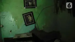 Akses keluar masuk warga menuju rumah tersebut sudah tertutup total, satu-satunya akses yakni melalui selokan air. (Liputan6.com/Herman Zakharia)