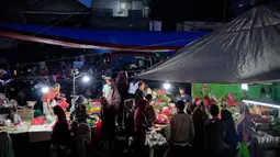Sejumlah lapak yang dipadati pembeli adalah pedagang daun ketupat, daging (sapi, ayam) serta penjual bumbu-bumbu. (AP Photo/Dita Alangkara)