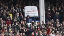 Aksi suporter Arsenal saat melawan Everton dalam laga Liga Inggris di Stadion Goodison Park, Sabtu (19/3/2016). (Action Images via Reuters/Carl Recine)