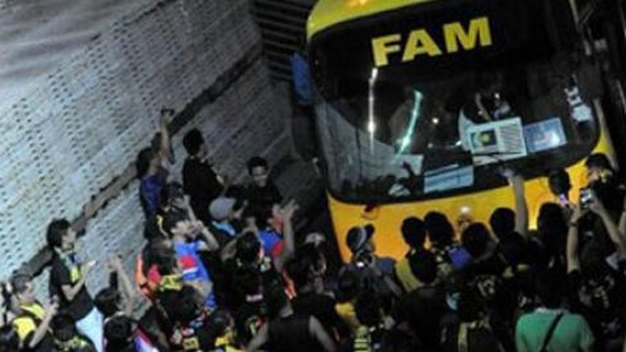 Kesal Malaysia kalah, fans coba cegat bus tim