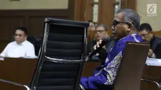 Plt Gubernur Aceh Nova Iriansyah menjawab pertanyaan saat menjadi saksi pada sidang dugaan suap terkait Dana Otonomi Khusus Aceh (DOKA) 2018 dengan terdakwa Irwandi Yusuf di Pengadilan Tipikor, Jakarta, Senin (10/12). (Liputan6.com/Helmi Fithriansyah)