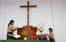 FOTO: Aksi Anggota Pramuka Bersih-Bersih Gereja di Jakarta