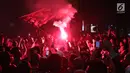 Suporter tim Macan Kemayoran menyalakan flare saat merayakan gelar juara Go-Jek Liga 1 Indonesia 2018 bersama Bukalapak yang diraih Persija di kawasan Bundaran HI, Jakarta, Minggu (9/12). Persija juara dengan 62 poin. (Liputan6.com/Helmi Fithriansyah)