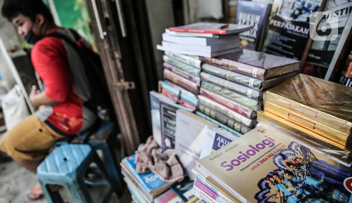 Buku-buku dagangan di kawasan Kwitang Jakarta, Jumat (26/6/2020). Sejumlah pedagang mengaku penjualan buku mengalami penurunan hingga 50 persen karena imbauan Pemerintah untuk tinggal dirumah dan libur sekolah selama pandemi COVID-19. (Liputan6.com/Faizal Fanani)