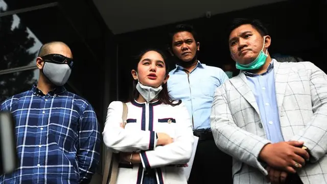 Potret Hana Hanifah saat melapor ke Polda Metro Jaya
