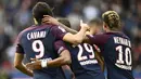 Trio PSG merayakan gol yang dicetak oleh Kylian Mbappe ke gawang Girondins Bordeaux pada laga Liga 1 Prancis di Stadion Parc des Princes, Sabtu (30/9/2017). PSG menang 6-2 atas Girondins Bordeaux. (AFP/Christophe Simon)