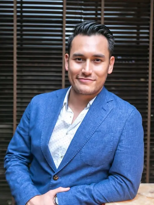 Sudah berusia 35 tahun, hingga saat ini pemeran karakter Roy dalam film Si Manis Jembatan Ancol ini memang cukup tertutup dengan urusan asmaranya. Ia pun terlalu sibuk dengan aktivitasnya dalam dunia hiburan, seperti syuting ketimbang memikirkan jodoh. (Liputan6.com/IG/@arifinputra_)