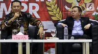 Ketua MPR Bambang Soesatyo (kiri) bersama Wakil Ketua DPD Sultan Najamudin (kanan) memberikan pemaparan tentang Refleksi Akhir Tahun di Kompleks Paerlemen, Senayan, Jakarta, Rabu (18/12/2019). (Liputan6.com/Johan Tallo)