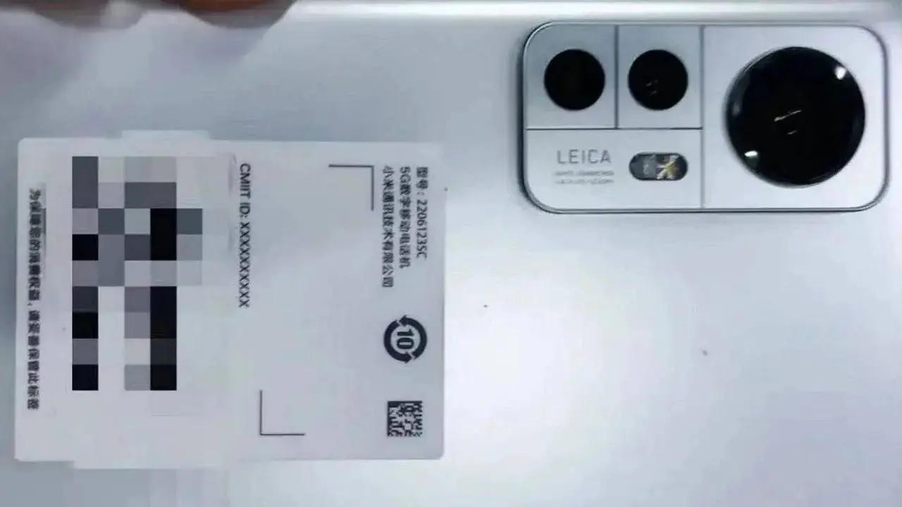 Xiaomi 12S mengusung logo Leica di bodi belakangnya