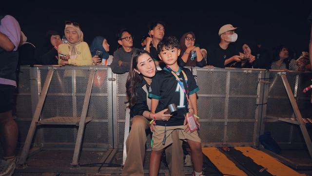 Gaya Serasi Annisa Pohan-AHY dan Aliya Rajasa-Ibas Nonton SBY Manggung di Pestapora 2024, Kedua Mantu Pepo Konsisten Pakai Tas Branded