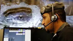 Perwira polisi Arab Saudi memantau layar yang memperlihatkan Masjidil Haram di Pusat Pemantauan 911, Makkah, Selasa (6/8/2019). Pusat Pemantauan 911 memantau melalui 5.900 kamera di Kota Makkah. (AP Photo/Amr Nabil)