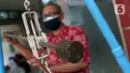 Petugas UPT Disperindagkop UKM Kota Tangerang melakukan pengecekan alat ukur timbangan saat sidak di Kecamatan Larangan, Kota Tangerang, Banten, Kamis (2/12/2021). Pengecekan dilakukan untuk memastikan alat ukur tersebut tidak ada kesalahan. (Liputan6.com/Angga Yuniar)