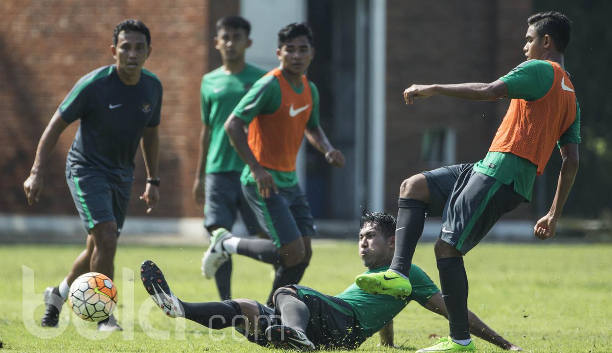 Bek Timnas Indonesia U-22, Ryuji Utomo, melakukan tekel saat latihan di Lapangan SPH Karawaci, Banten, Kamis (20/4/2017). (Bola.com/Vitalis Yogi Trisna)