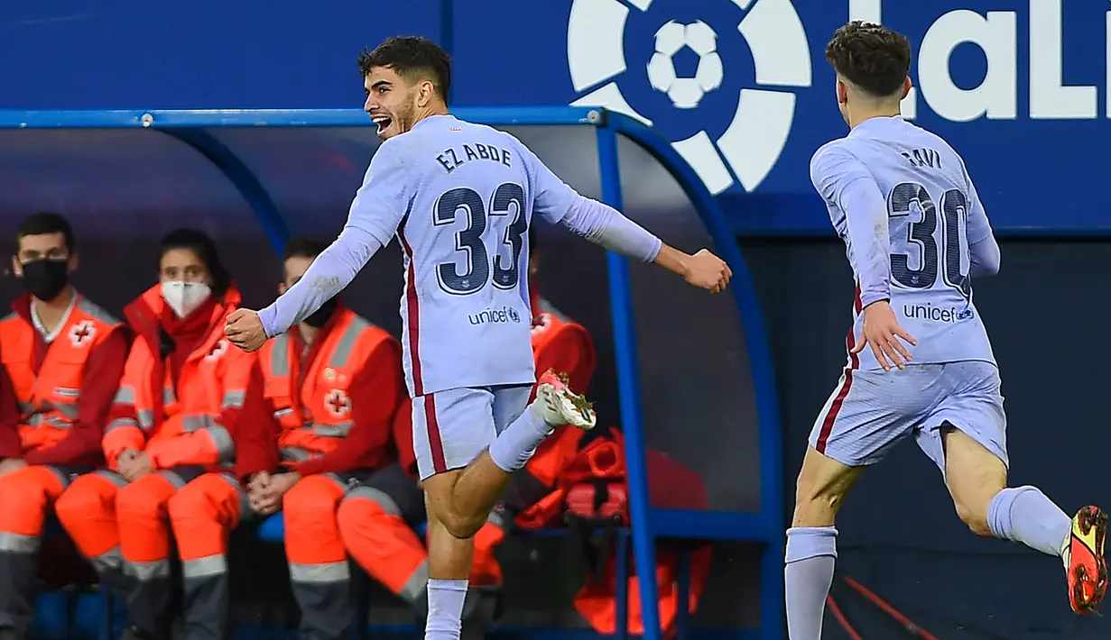 Barcelona kembali memimpin saat laga babak kedua baru berjalan 3 menit. Lagi-lagi, pemain berusia 19 tahun membuat Blaugrana memimpin 2-1. Kali ini giliran Abdessamad Ezzalzouli yang mengoyak gawang Osasuna lewat sepakan voli keras. (AFP/Ander Gillenea)