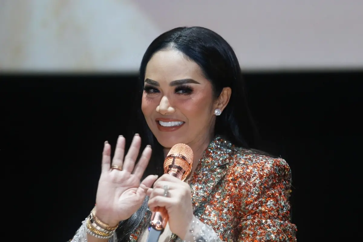 Krisdayanti enggan jawab kabar kehamilan Aurel Hermansyah