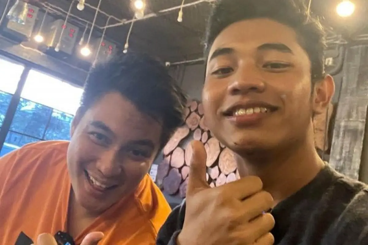 6 Potret Kedekatan Baim Wong dan Fiki Naki, Bak Kakak Beradik