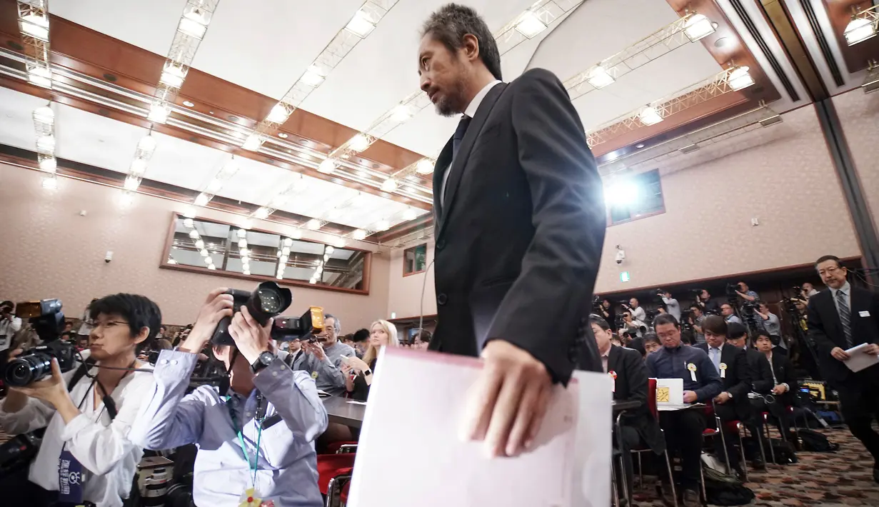 Jumpei Yasuda, jurnalis lepas Jepang yang sempat ditahan 3 tahun di Suriah, tiba untuk konferensi pers di Tokyo, Jumat (2/11). Sejak kembali ke Jepang, Yasuda menghabiskan beberapa waktu di rumah sakit untuk memantau kesehatannya. (AP/Eugene Hoshiko)