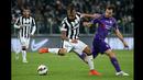 Gelandang Juventus,  Arturo Vidal berusaha melewati pemain Fiorentina Milan Badelj pada leg pertama Semifinal Coppa Italia di stadion Juventus, Turin, Italia (5/3/2015).  Fiorentina Menang 2-1 atas Juventus. (AFP PHOTO/Marco Bertorello)