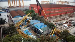Badai yang menerjang kota Dongguan menyebabkan sebuah crane runtuh menimpa bangunan sementara dua lantai di Guangdong, Tiongkok, Rabu (13/4). 18 orang tewas sementara belasan lainnya dilarikan ke rumah sakit akibat kejadian tersebut. (AFP/CHINA OUT)