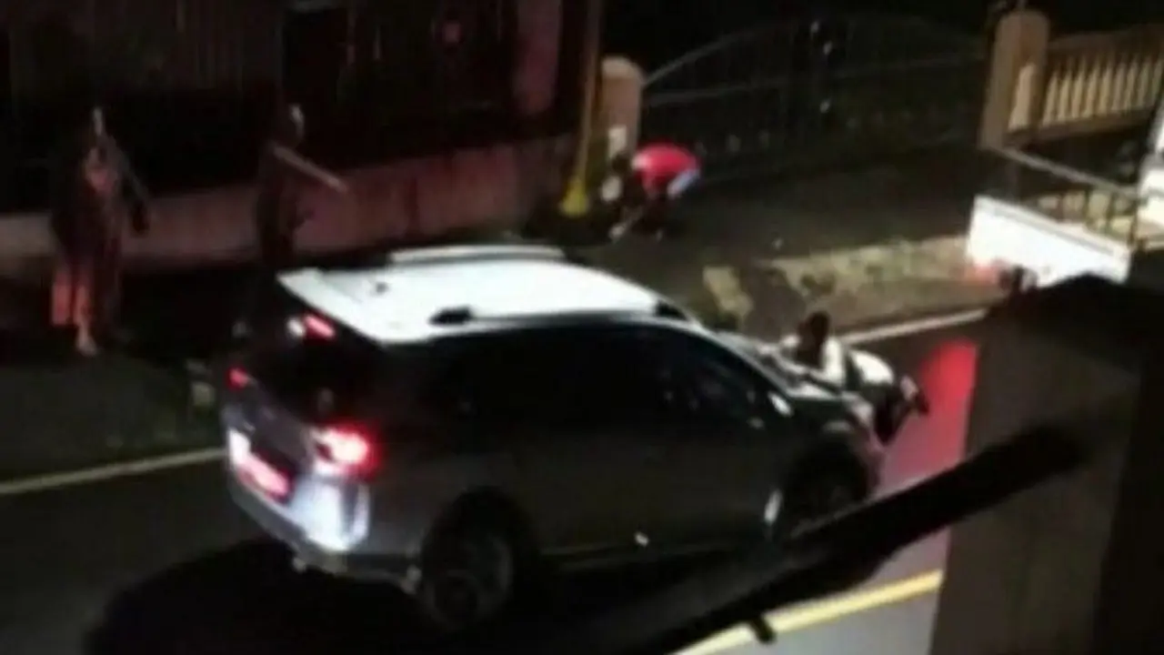 Insiden itu terjadi karena di dalam mobil itu Wakil Ketua DPRD Sulut ada bersama seorang wanita yang diduga selingkuhannya. Wanita itu gadis belasan tahun yang pernah memenangi kontes putri Kota Tomohon.
