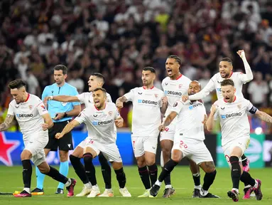 Para pemain Sevilla merayakan kemenangan pada pertandingan sepak bola final Liga Europa antara Sevilla dan AS Roma di Puskas Arena, Budapest, Hungaria, Rabu (31/5/2023). Sevilla mengalahkan AS Roma 4-1 dalam adu penalti setelah pertandingan berakhir imbang 1-1. (AP Photo/Petr David Josek)