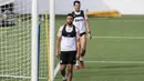 Pemain Valencia, Francis Coquelin, ketika mengikut sesi latihan di Paterna Sports City, Paterna, Minggu (10/5/2020). Sejumlah klub di Spanyol memulai latihan seiring rencana akan kembali bergulirnya kompetisi La Liga musim ini. (AFP/Valencia CF/Lazaro De La Pena)