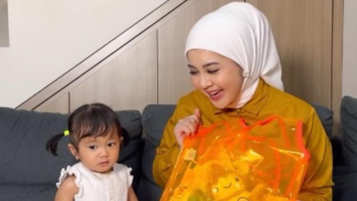 Potret Ruang Keluarga di Rumah Kesha Ratuliu, Konsep Ruang Terbuka Elegan dengan Tangga Modern