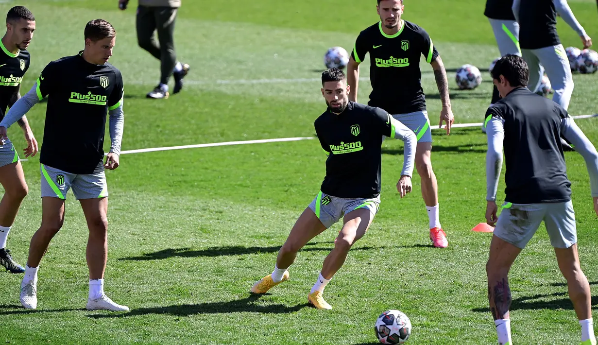Para pemain Atletico Madrid mengikuti sesi latihan di tempat latihan klub menjelang leg kedua babak 16 besar Liga Champions kontra Chelsea di Majadahonda, Selasa (16/3/2021). Atletico Madrid akan bertandang ke markas Chelsea di Stamford Bridge pada Kamis (18/3/) dini hari WIB. (JAVIER SORIANO/AFP)