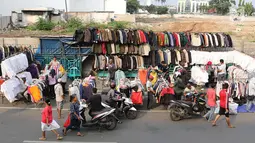 Pedagang pakaian bekas berjualan di sepanjang trotoar kawasan Senen, Jakarta, Jumat (4/5). Belum tersedianya lahan membuat para pedagang menggelar dagangannya di trotoar. (Liputan6.com/Immanuel Antonius)