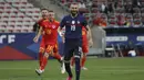 Ekspresi kecewa striker Prancis, Karim Benzema usai gagal mencetak gol ke gawang Wales lewat eksekusi penalti dalam laga uji coba menjelang berlangsungnya Euro 2020 di Allianz Riviera Stadium, Nice, Rabu (2/6/2021). Prancis menang 3-0 atas Wales. (AP/Daniel Cole)