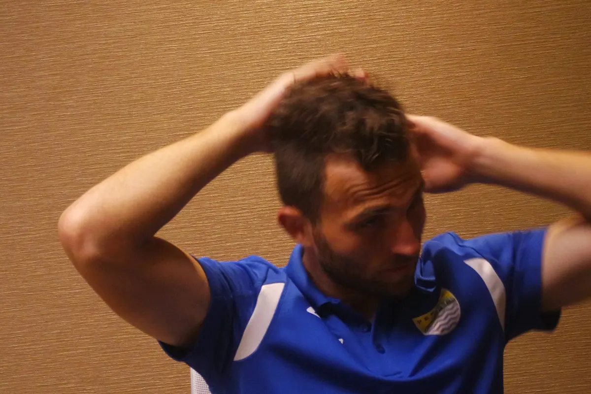 Ilija Spasojevic merapihkan rambut.