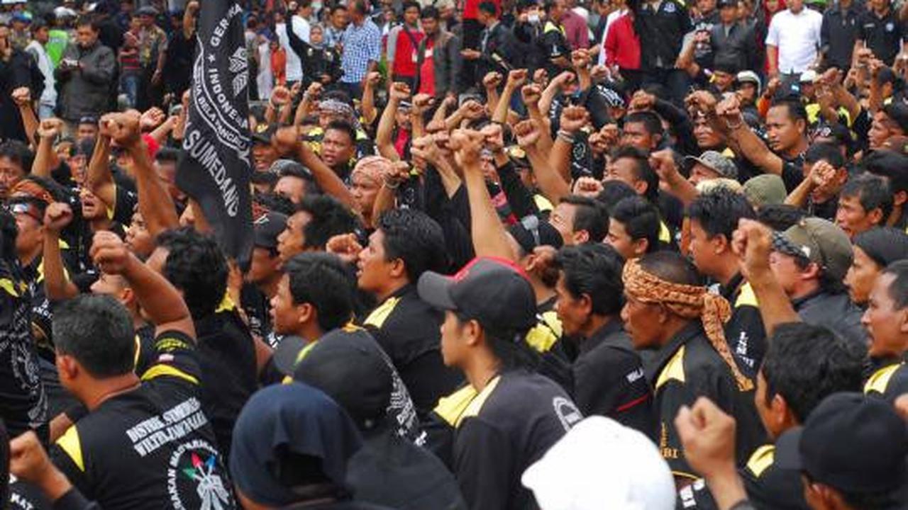 Dipasang kawat berduri, ratusan massa marah dengan polisi
