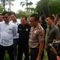 Wali Kota Jambi, Sy Fasha (peci hitam) bersama Kapolresta Jambi, AKBP Fauzi Dalimunthe mengecek salah satu lokasi pemakaman yang diduga menjadi lokasi penguburan belasan janin hasil aborsi. (Liputan6.com/Bangun Santoso)