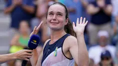 Reaksi Daria Snigur usai mengalahkan Simona Halep pada putaran pertama kejuaraan tenis US Open 2022 di New York, Amerika Serikat, Senin (29/8/2022). Petenis muda asal Ukraina tersebut berhasil mengalahkan Simona Halep dengan skor 6-2, 0-6, 6-4. (AP Photo/Seth Wenig)