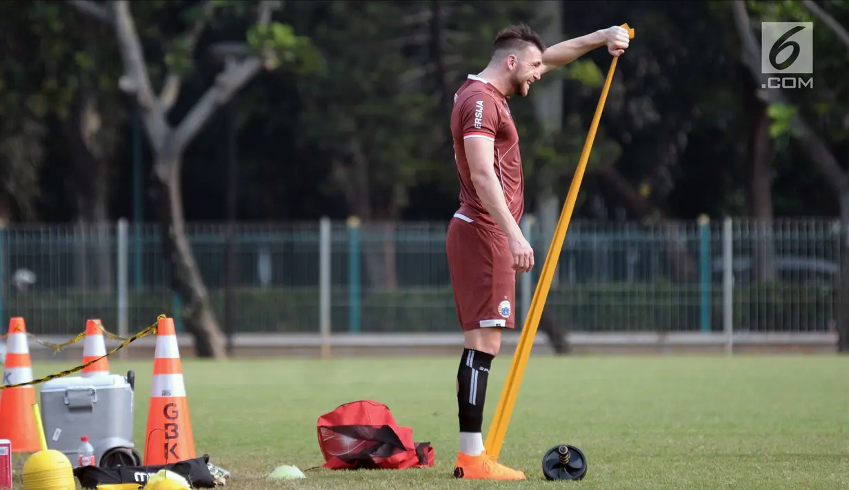 Pemain Persija, Marko Simic melakukan pemanasan saat latihan jelang laga kedua Semifinal Zona Asia Tenggara Piala AFC 2018 di Lapangan A Kompleks GBK, Jakarta, Senin (14/5). Persija akan menjamu Home United, (15/5). (Liputan6.com/Helmi Fithriansyah)