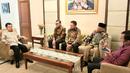 Mantan Wakil Presiden Jusuf Kalla atau JK (kiri) berbincang dengan sejumlah tokoh Sulawesi Selatan saat tiba di kampung halamannya, Makassar, Sulawesi Selatan, Sabtu (26/10/2019). Sejumlah tokoh Sulawesi Selatan tampak hadir dalam jamuan makan pagi di kediaman JK. (Liputan6.com/HO/Tim JK)