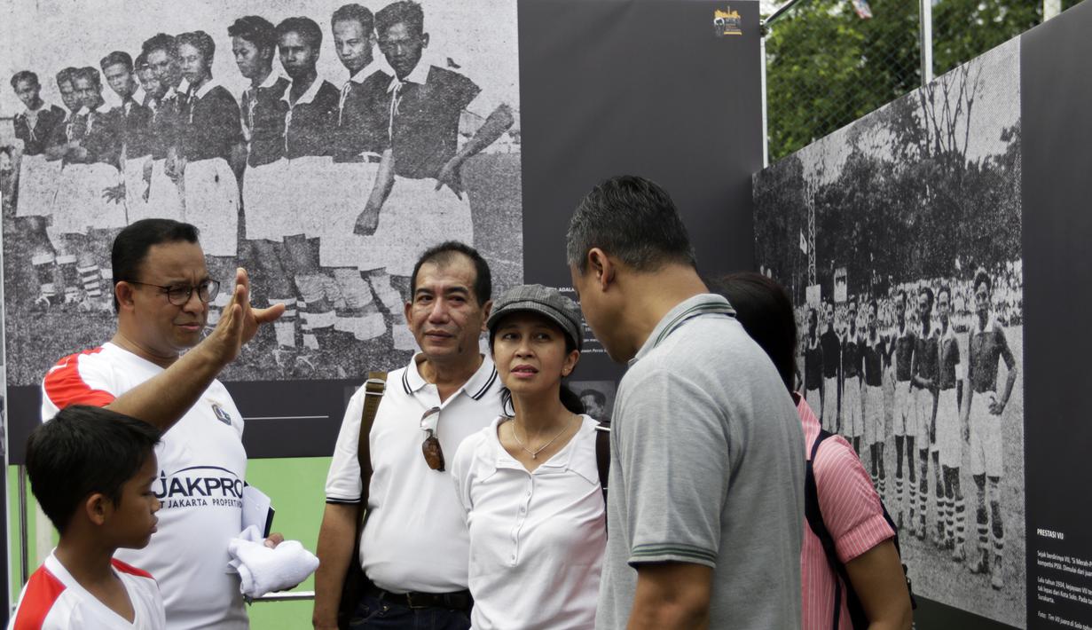 Gubernur DKI Jakarta, Anies Baswedan, melihat pameran sejarah MH Thamrin di lapangan VIJ, Petojo, Jakarta, Sabtu (16/2). Acara ini rangkaian dari Festival 125 Tahun MH Thamrin. (Bola.com/Yoppy Renato)