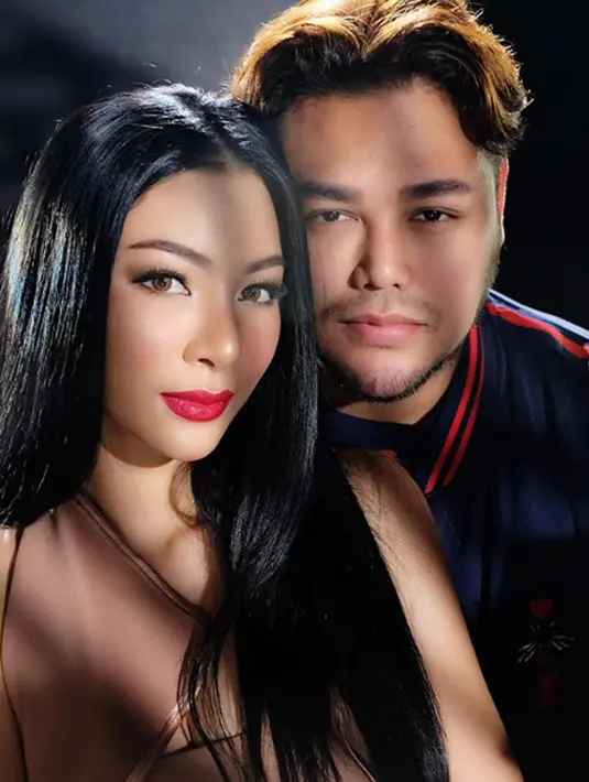 Perancang busana kondang, Ivan Gunawan berpose dengan kekasih barunya bernama Faye Malisorn. Setelah lewat Instagram, hubungan Ivan dan Malisorn kemudian berlanjut ke jenjang yang lebih serius. (Instagram/@ivan_gunawan)