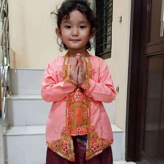 6 Potret Bilqis Anak Ayu Ting Ting Pakai Kebaya dari Kecil hingga Kini Remaja