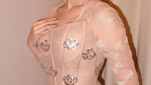 Syifa Hadju Tampil Glamor dengan liptisk merah. [@vinkimakeup]