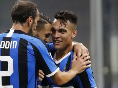 Para pemain Inter Milan merayakan gol yang dicetak oleh Lautaro Martinez ke gawang Torino pada laga Serie A di Stadion Giuseppe Meazza, Senin (13/7/2020). Inter Milan menang 3-1 atas Torino. (AP Photo/Luca Bruno)