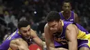 Pemain Los Angeles Clippers, Blake Griffin (tengah) berebut bola dengan dua pemain Lakers pada laga NBA basketball games di Staples Center, Los Angeles, California, (27/11/2017). Clippers menang atas Lakers 120-115.  (AP/Jae C. Hong)