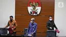 Wakil Ketua KPK Alexander Marwata (tengah) jumpa pers penahanan anggota DPRD Muara Enim di Gedung KPK, Jakarta, Kamis 30/09/2021). Sebanyak 10 anggota DPRD Muara Enim ditahan terkait dugaan suap pengadaan barang dan jasa di Dinas PUPR dan pengesahan APBD tahun 2019. (Liputan6.com/Herman Zakharia)