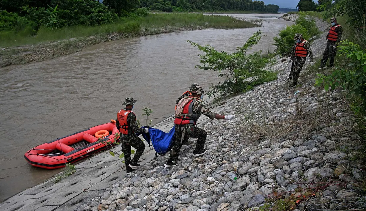 Personel militer Nepal membawa jenazah korban banjir dalam operasi pencarian di sepanjang Sungai Narayani di Bharatpur, Distrik Chitwan, Nepal, Senin, 31 Agustus 2026. (AFP/ Prakash Mathema)