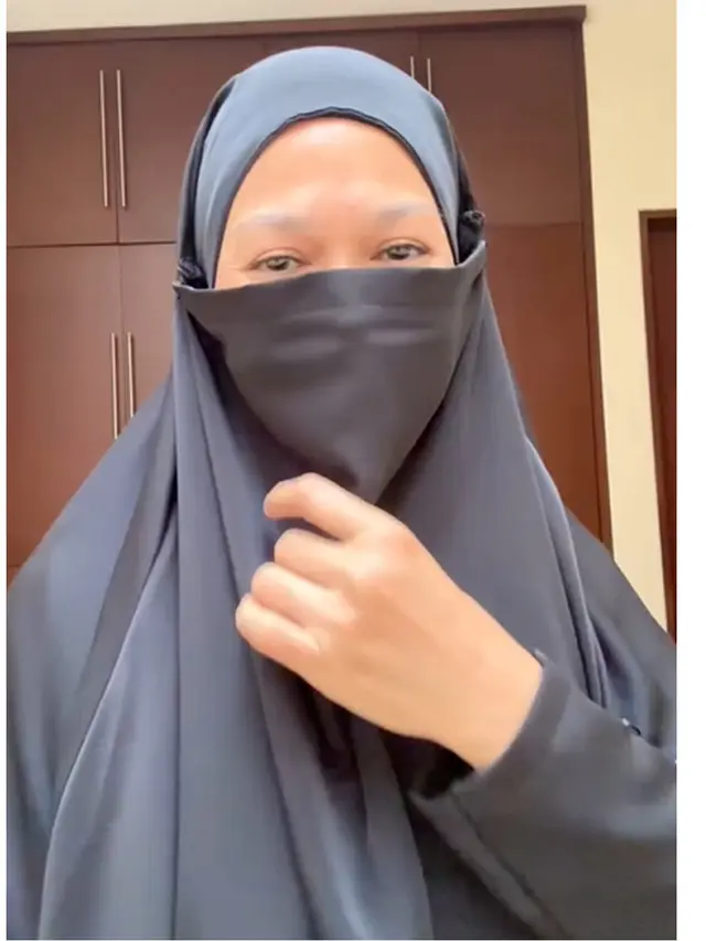 6 Potret Donna Harun Berhijab Syari Ini Bikin Pangling, Disebut Mirip Menantu