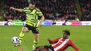 Pemain Sheffield United, Andre Brooks, berusaha mengadang pemain Arsenal, Cedric Soares, dalam laga pekan 27 Premier League 2023/2024 yang dihelat di Bramall Lane, Selasa (5/3/2024). (AP Photo/Rui Vieira)