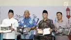 Mantan Ketua KPK Taufiqurrahman Ruki (kedua kiri), Ketua DPR RI Bambang Soesatyo (kiri), Ketua KPK Agus Rahardjo (kedua kanan) dan Sekjen PFI Fransiskus Simbolon  saat peluncuran buku di Gedung KPK, Jakarta (23/5). (Liputan6.com/Herman Zakharia)