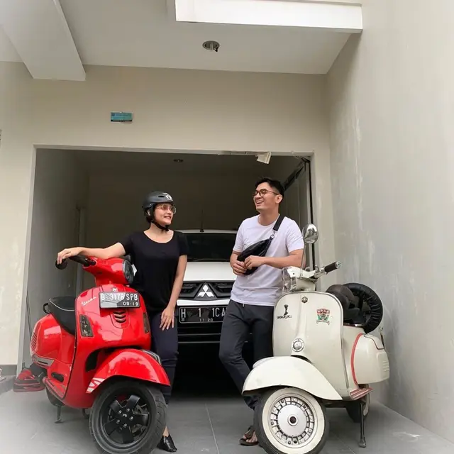 Punya hobi yang unik, Ichal Muhammad dan Dafina Jamasir kerap menghabiskan waktu dengan mengendarai vespa bersama.